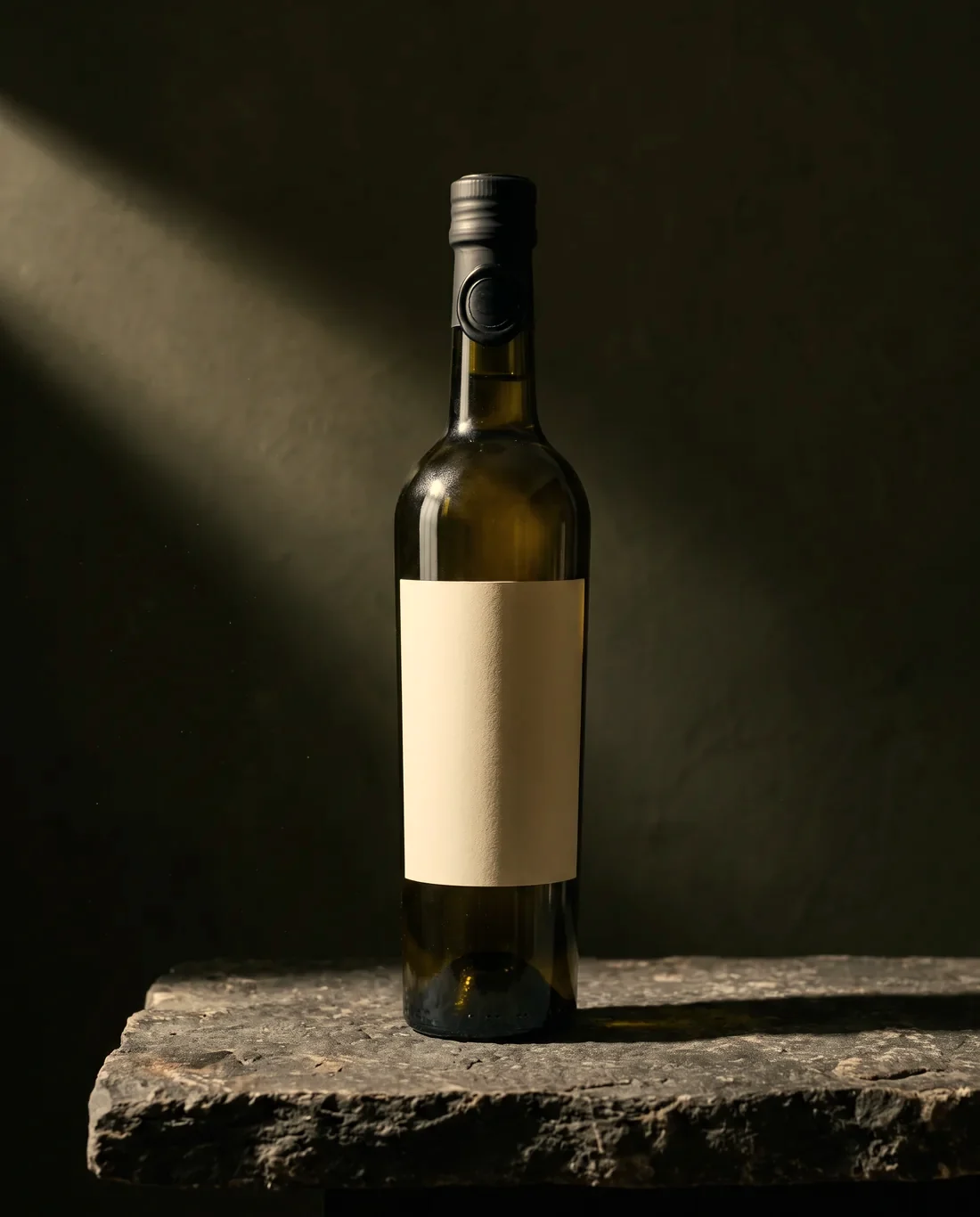 Flasche Farga Milenario, 500 ml, auf einer Kalksteinplatte im Streiflicht