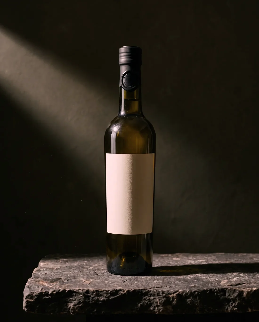 Flasche Farga Milenario, 500 ml, auf einer Kalksteinplatte im Streiflicht