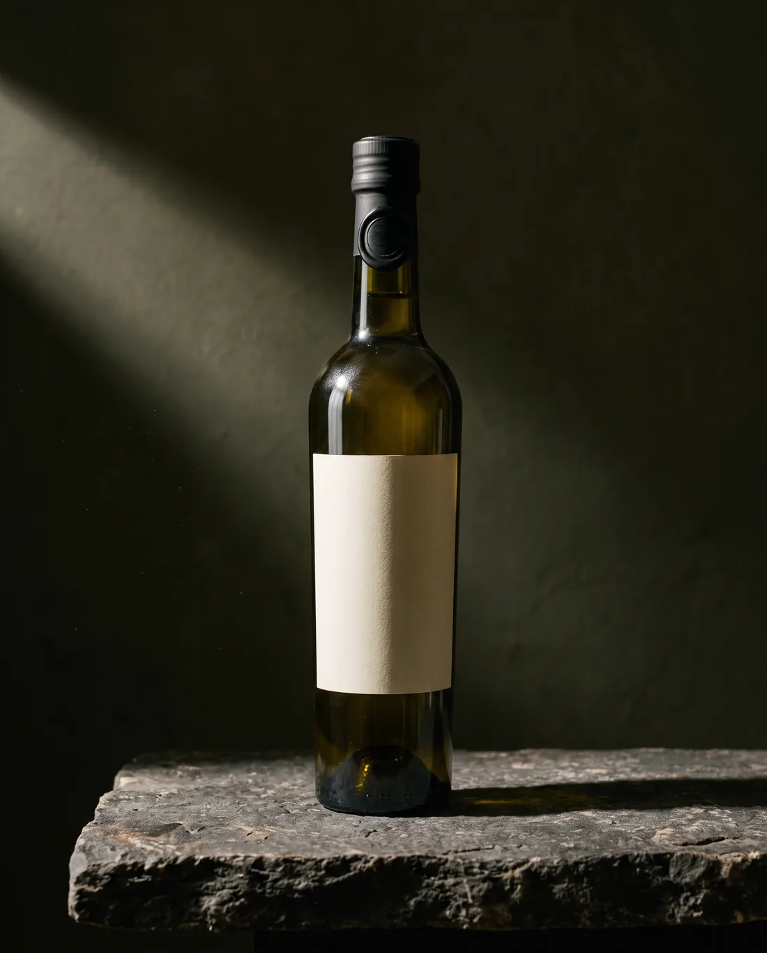 Flasche Farga Milenario auf einer Kalksteinplatte im Streiflicht